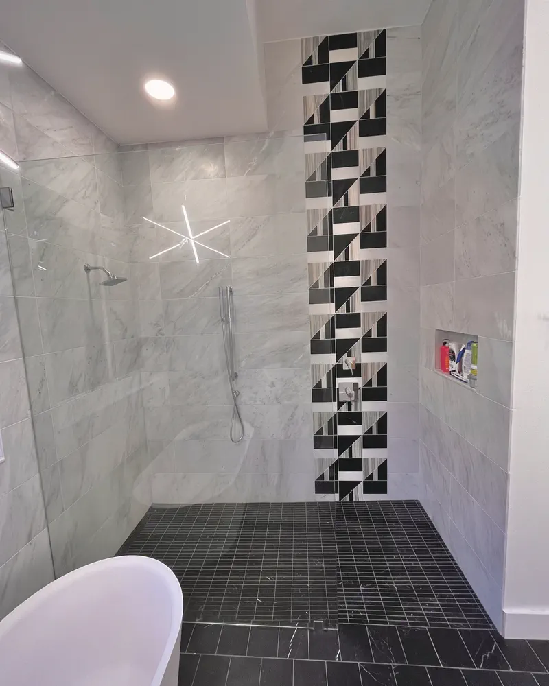 Shower with a vertical patterned accent centered on the wall